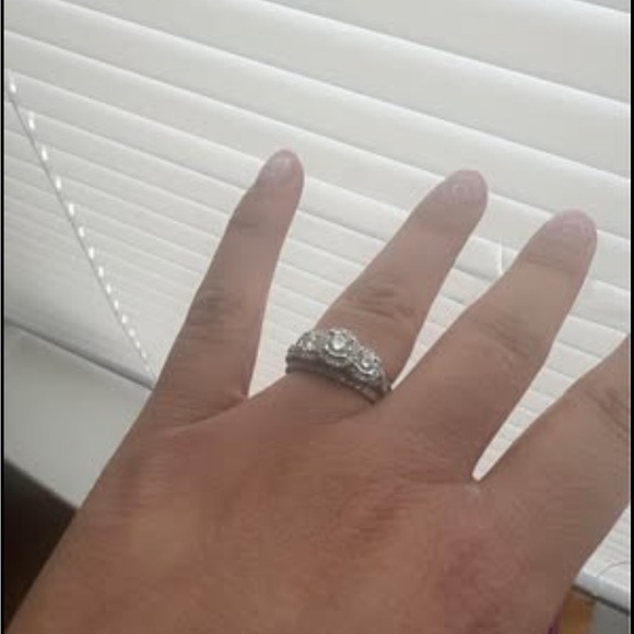 Stunning Helzberg 3-Stone Diamond Engagement/Wedding Ring – White Gold - Picture 4 of 6